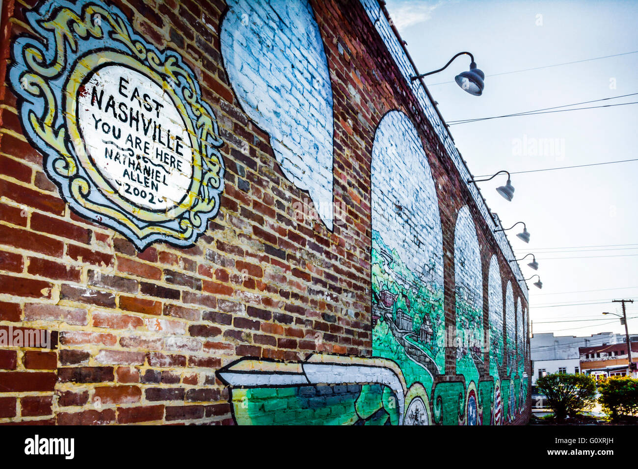 Künstlerische und Farbenfrohe Wandgemälde auf der Eastside Cycles Backsteingebäude im trendigen Viertel fünf Punkte in der Hüfte East Nashville, TN, USA Stockfoto