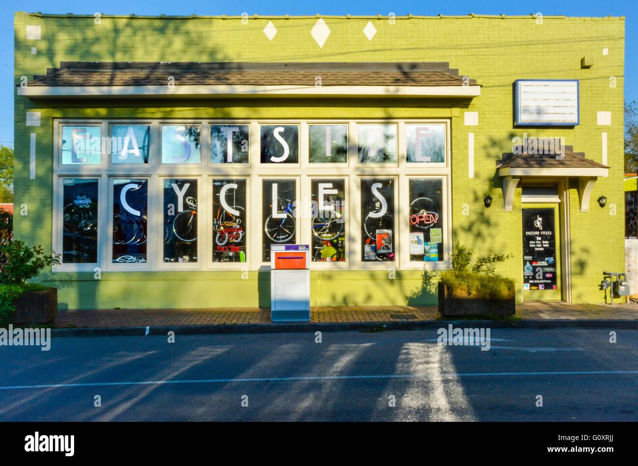 Ein Blick auf den Sonnenuntergang Eastside Cycles, sitzen im Herzen von fünf Punkten in einem historischen Backsteingebäude in trendigen East Nashville, TN Stockfoto