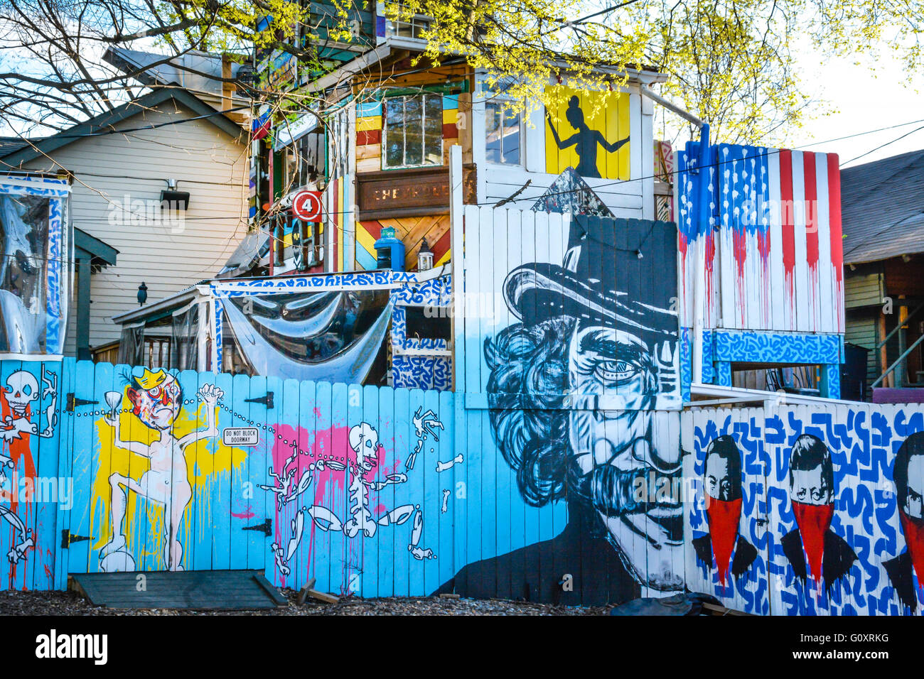 Kreative und künstlerische Wohnanlage voller farbenfroher Wandmalereien und Wandkunst in einem angesagten Viertel von „5 Points“ in East Nashville, TN, Music City, USA Stockfoto