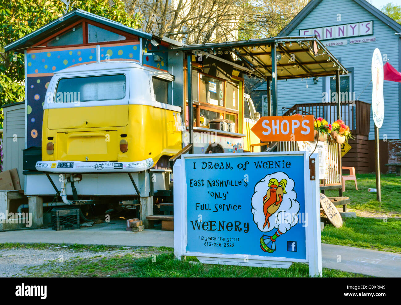 Imbisswagen, ich Traum Weenie bietet Hotdogs aus umgebauten VW-Bus-Küche im trendigen 5 Punkte in East Nashville TN Stockfoto