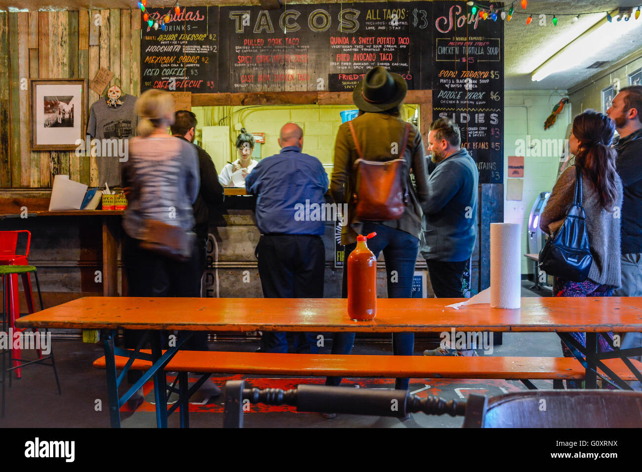 Das Interieur des beliebt und trendy Mas Tacos Restaurants mit Gönnern innen an 5 Punkte Viertel East Nashville TN Stockfoto