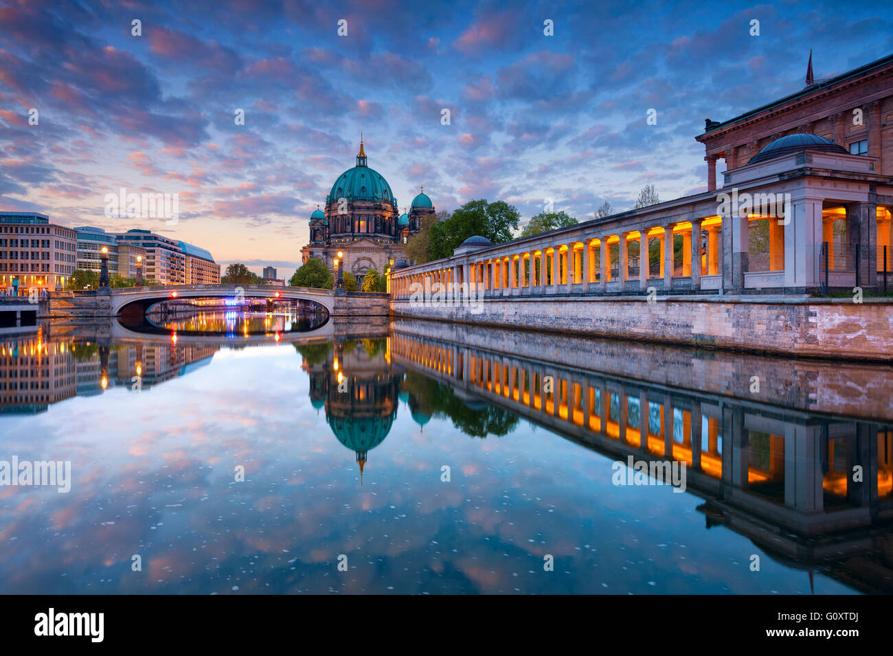 Berlin. Bild der Berliner Dom und der Museumsinsel in Berlin bei Sonnenaufgang. Stockfoto
