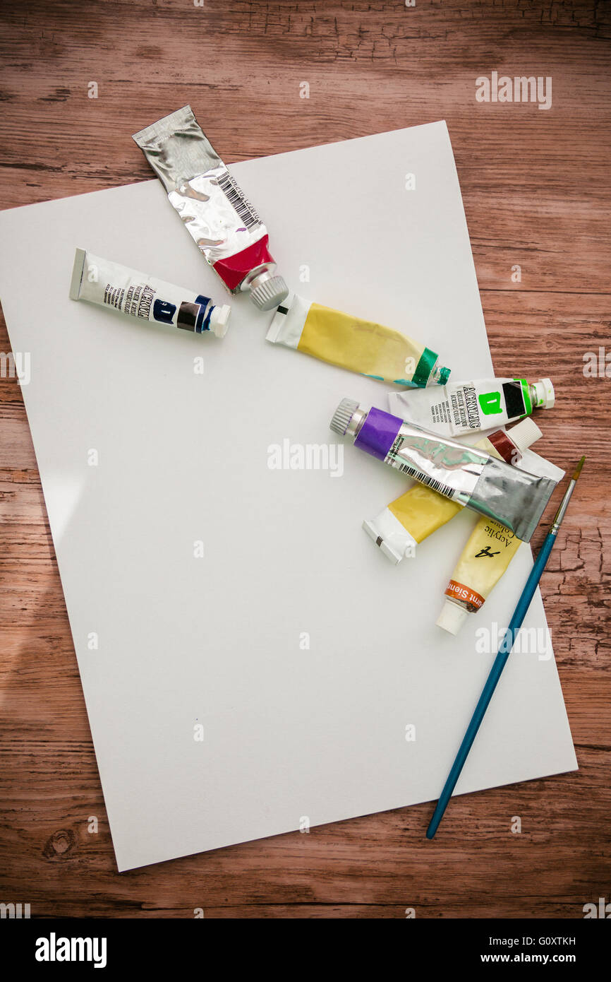 Bleistift, Aquarell, Papier, Pinsel auf Holztisch Stockfoto