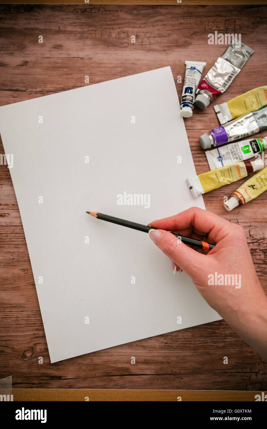 Bleistift, Aquarell, Papier, Pinsel auf Holztisch Stockfoto