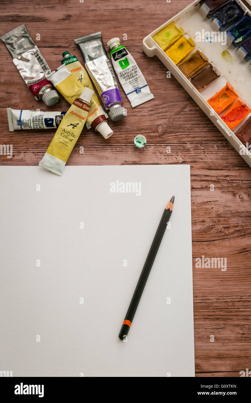 Bleistift, Aquarell, Papier, Pinsel auf Holztisch Stockfoto