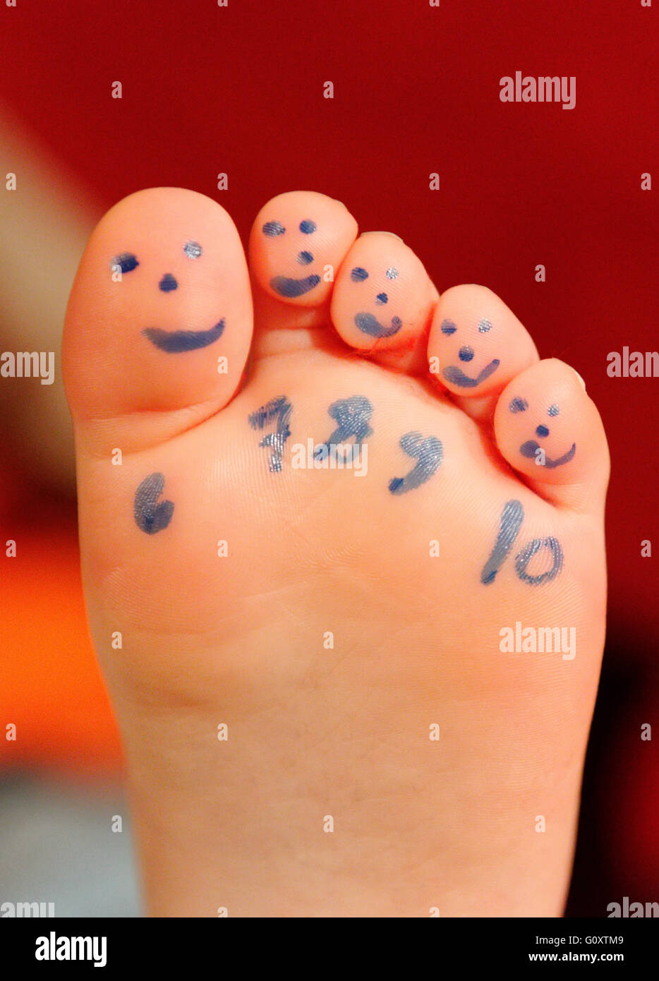 Zahlen und Gesichter auf die Füße eines Kindes Stockfoto