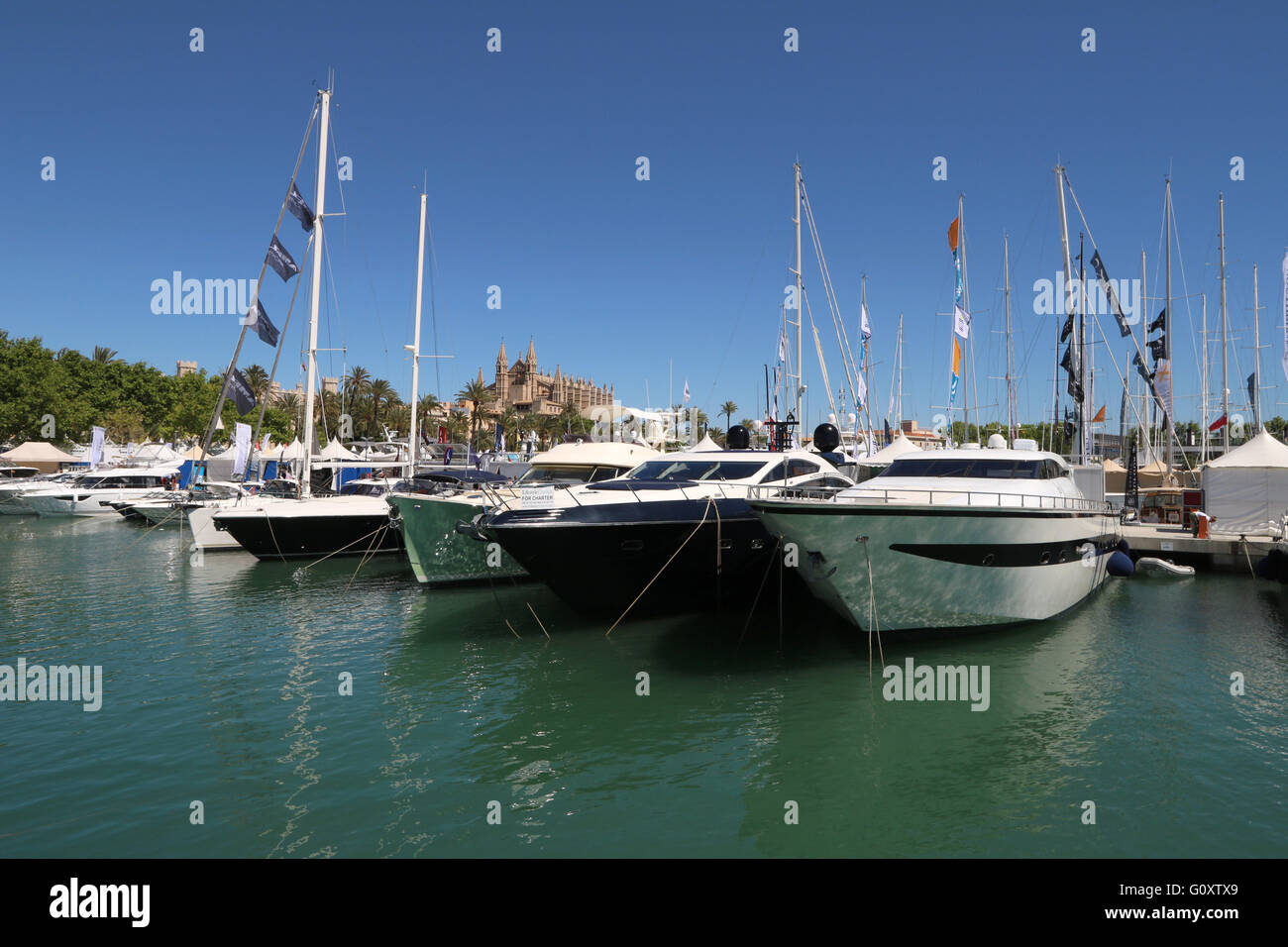 Bilder von Palma International Boat Show 2016 und die Kathedrale von Palma Superyacht Show 2016 - Motoryachten + Segelyachten - Palma Stockfoto