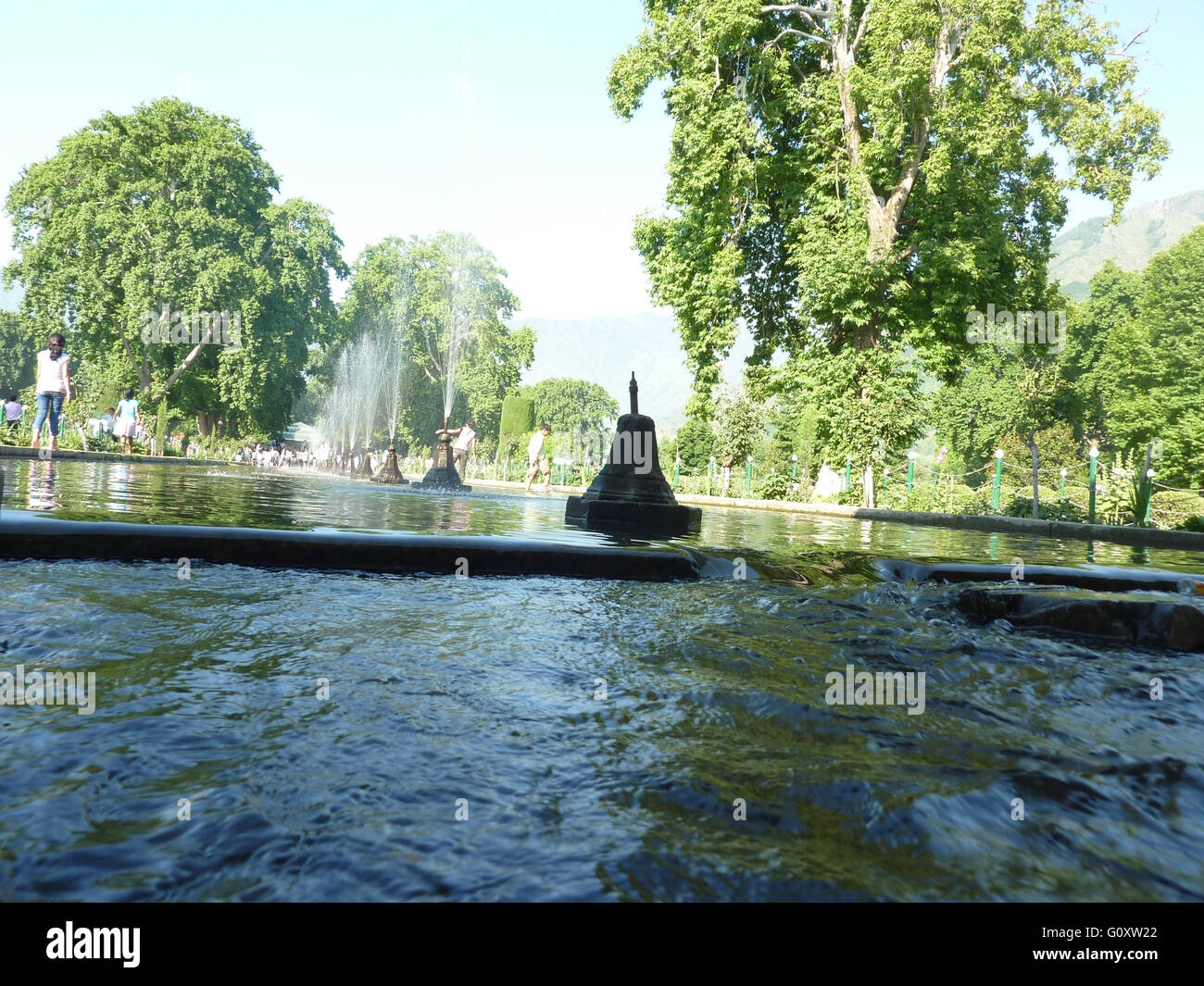 Shalimar Bagh, Moghul-Garten am Ufer des Dal-See, Srinagar, Kaschmir, ein Terrassengarten mit zentralen Kanal mit Brunnen Stockfoto