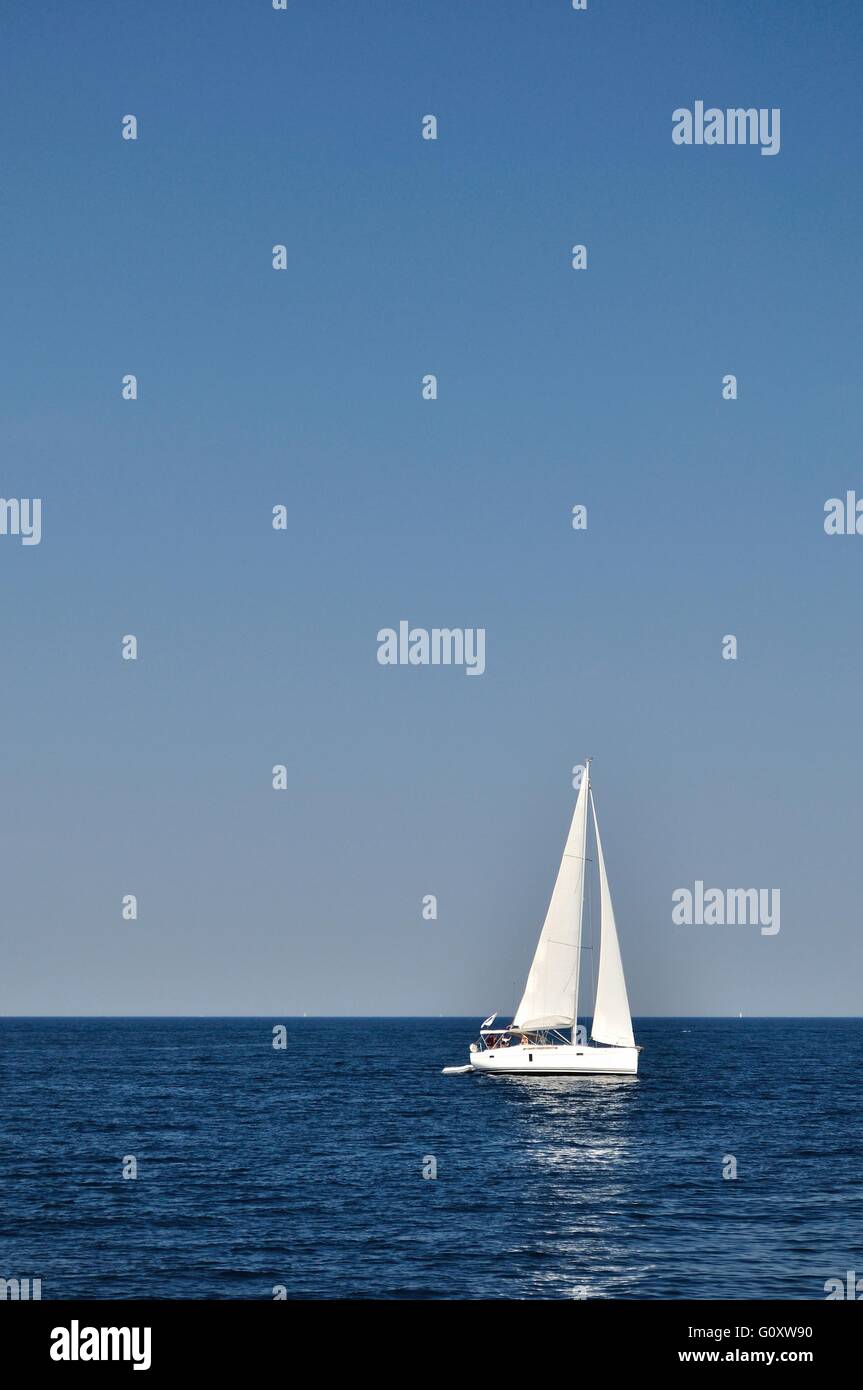 Weißes Boot allein auf offenen blauen Adria. Kroatien Stockfoto