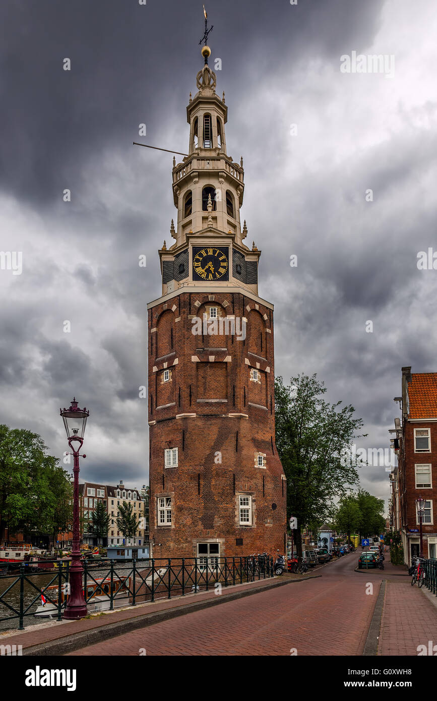 Montelbaansturm Turm unter dramatischen Wolkenhimmel in Amsterdam, Niederlande. Stockfoto