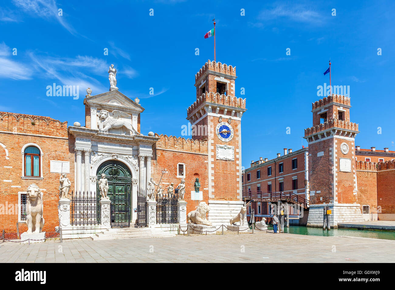 Blick auf venezianischen Arsenal unter blauem Himmel in Venedig, Italien. Stockfoto