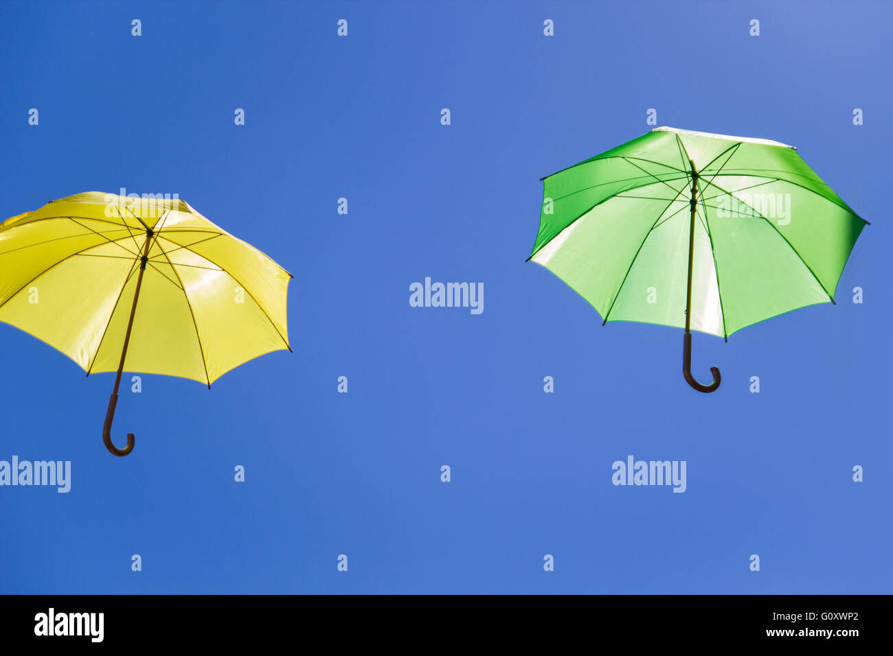 Bunte Schirme fliegen in den Himmel auf blauem Hintergrund Stockfoto Bunte Schirme fliegen in den Himmel auf blauem Hintergrund Stockfoto