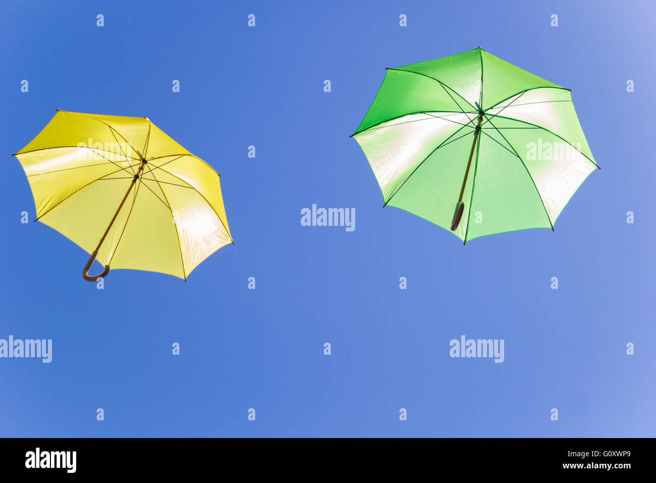 Bunte Schirme fliegen in den Himmel auf blauem Hintergrund Stockfoto Bunte Schirme fliegen in den Himmel auf blauem Hintergrund Stockfoto