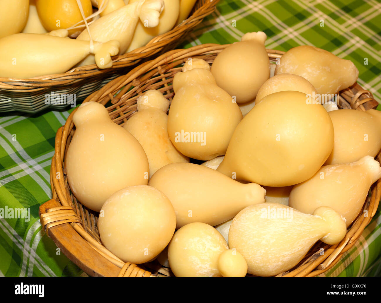 Korb mit Formen der Caciocavallo-Käse für den Verkauf auf dem italienischen Markt Stockfoto