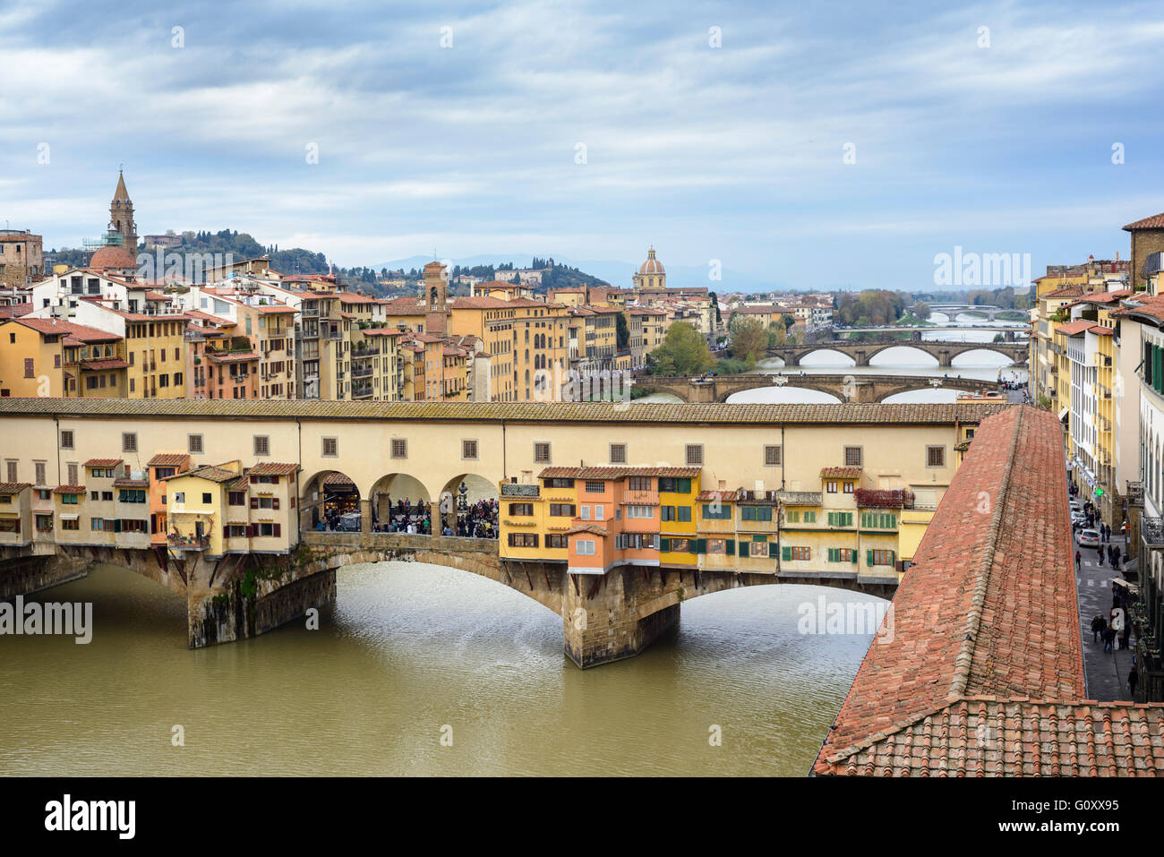 Florenz. Italien. Ponte Vecchio und der Vasari-Korridor, überqueren den Fluss Arno. Stockfoto