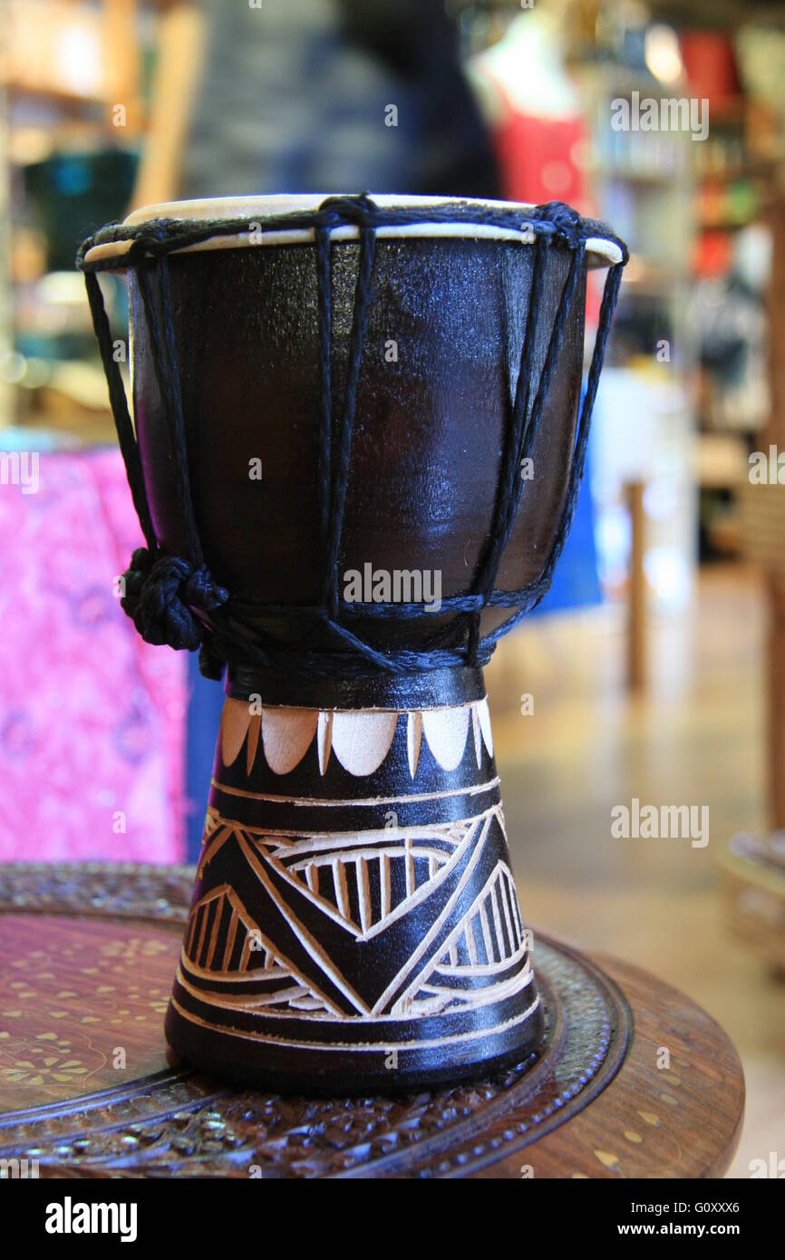 Kleine afrikanische Handarbeit Schwarz-weiß Trommel in einem Fairtrade-shop Stockfoto