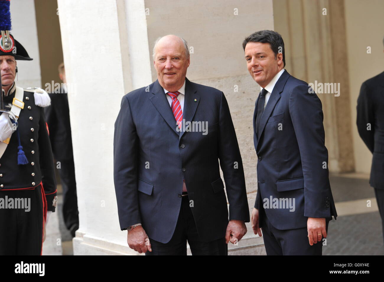 König Harald v. und Königin Sonja von Norwegen grüßen Italiens Premier Matteo Renzi eintreffen am Palazzo Chigi während drei Staatsbesuch.  Mitwirkende: König Harald V, italienische Ministerpräsident Matteo Renzi wo: Rom, Italien bei: Kredit-6. April 2016: IPA/W Stockfoto