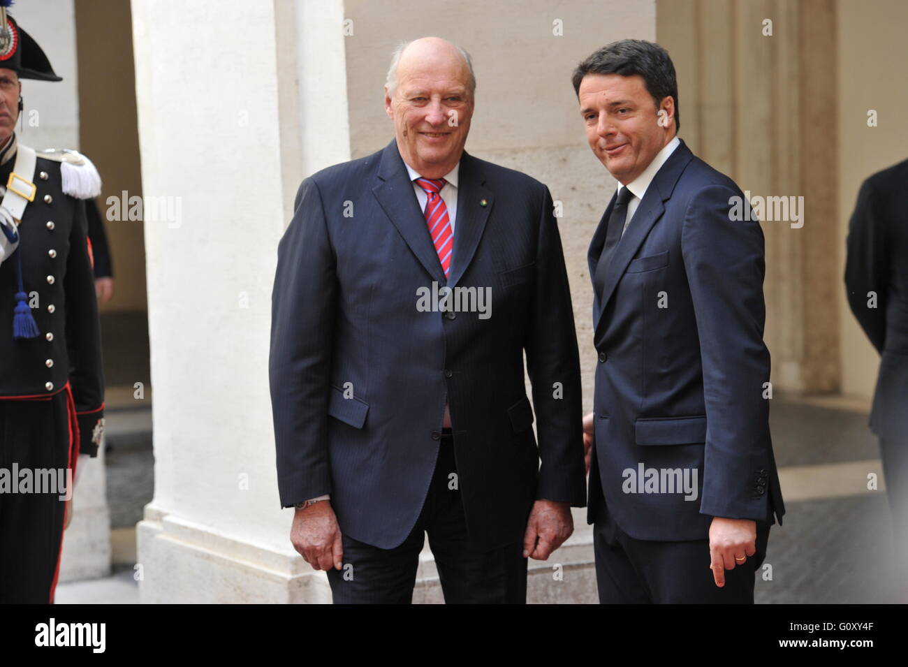 König Harald v. und Königin Sonja von Norwegen grüßen Italiens Premier Matteo Renzi eintreffen am Palazzo Chigi während drei Staatsbesuch.  Mitwirkende: König Harald V, italienische Ministerpräsident Matteo Renzi wo: Rom, Italien bei: Kredit-6. April 2016: IPA/W Stockfoto