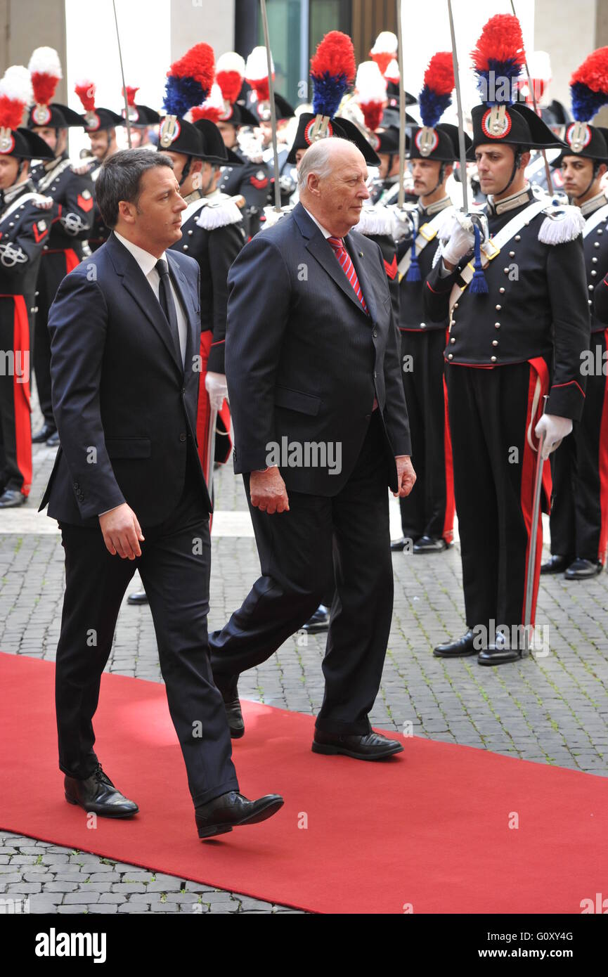 König Harald v. und Königin Sonja von Norwegen grüßen Italiens Premier Matteo Renzi eintreffen am Palazzo Chigi während drei Staatsbesuch.  Mitwirkende: König Harald V, italienische Ministerpräsident Matteo Renzi wo: Rom, Italien bei: Kredit-6. April 2016: IPA/W Stockfoto