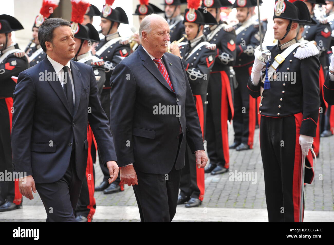 König Harald v. und Königin Sonja von Norwegen grüßen Italiens Premier Matteo Renzi eintreffen am Palazzo Chigi während drei Staatsbesuch.  Mitwirkende: König Harald V, italienische Ministerpräsident Matteo Renzi wo: Rom, Italien bei: Kredit-6. April 2016: IPA/W Stockfoto