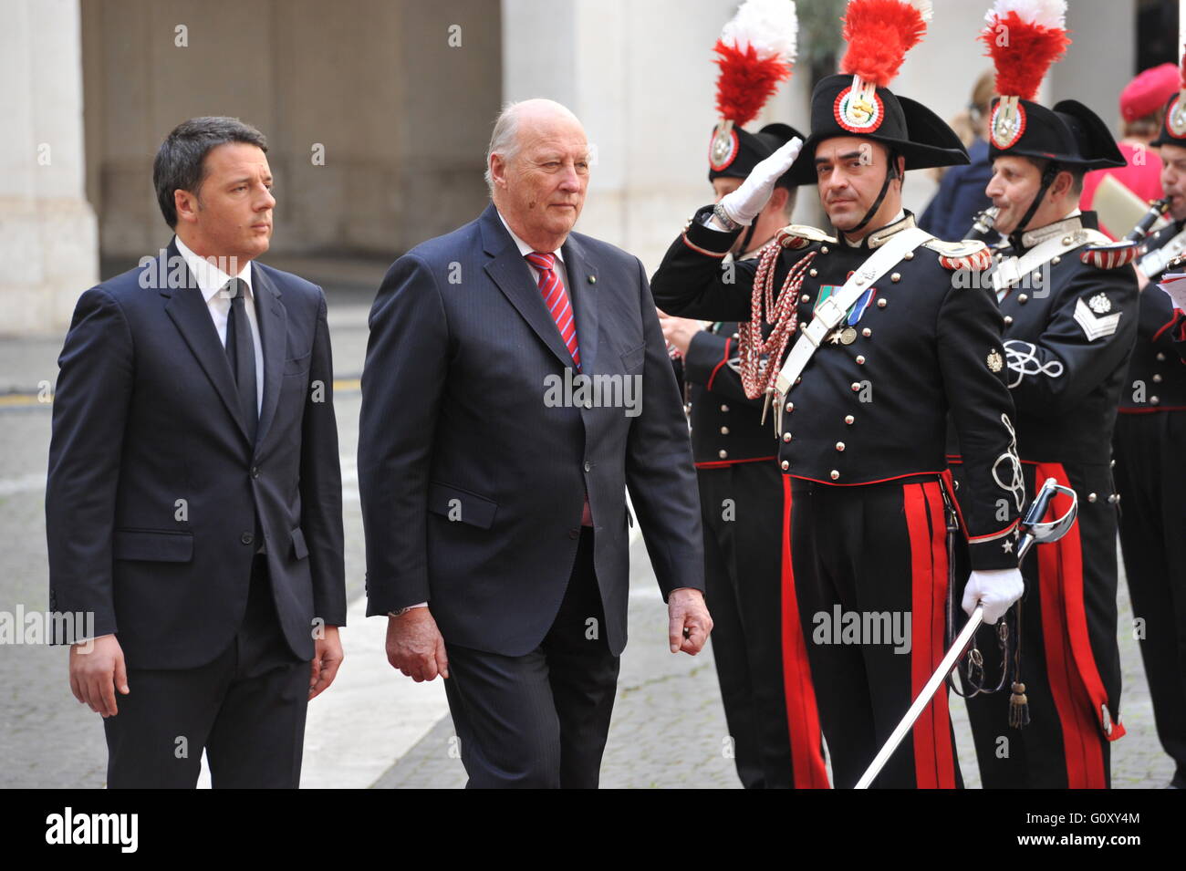 König Harald v. und Königin Sonja von Norwegen grüßen Italiens Premier Matteo Renzi eintreffen am Palazzo Chigi während drei Staatsbesuch.  Mitwirkende: König Harald V, italienische Ministerpräsident Matteo Renzi wo: Rom, Italien bei: Kredit-6. April 2016: IPA/W Stockfoto