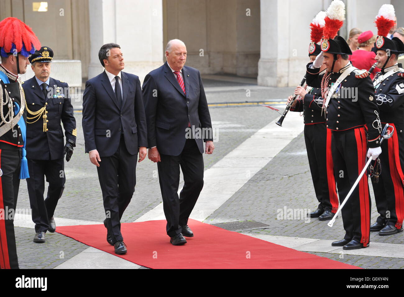 König Harald v. und Königin Sonja von Norwegen grüßen Italiens Premier Matteo Renzi eintreffen am Palazzo Chigi während drei Staatsbesuch.  Mitwirkende: König Harald V, italienische Ministerpräsident Matteo Renzi wo: Rom, Italien bei: Kredit-6. April 2016: IPA/W Stockfoto