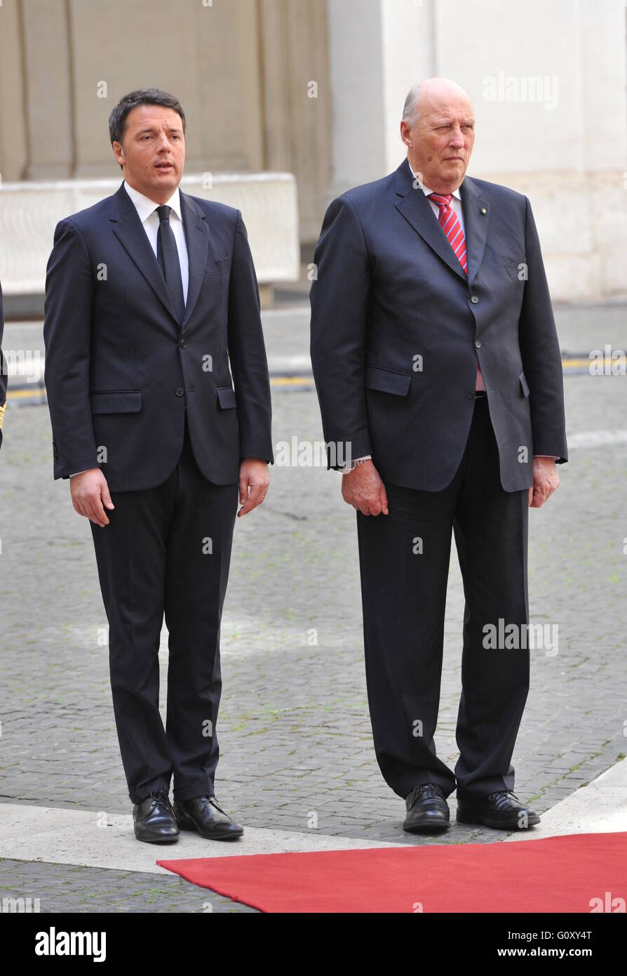 König Harald v. und Königin Sonja von Norwegen grüßen Italiens Premier Matteo Renzi eintreffen am Palazzo Chigi während drei Staatsbesuch.  Mitwirkende: König Harald V, italienische Ministerpräsident Matteo Renzi wo: Rom, Italien bei: Kredit-6. April 2016: IPA/W Stockfoto