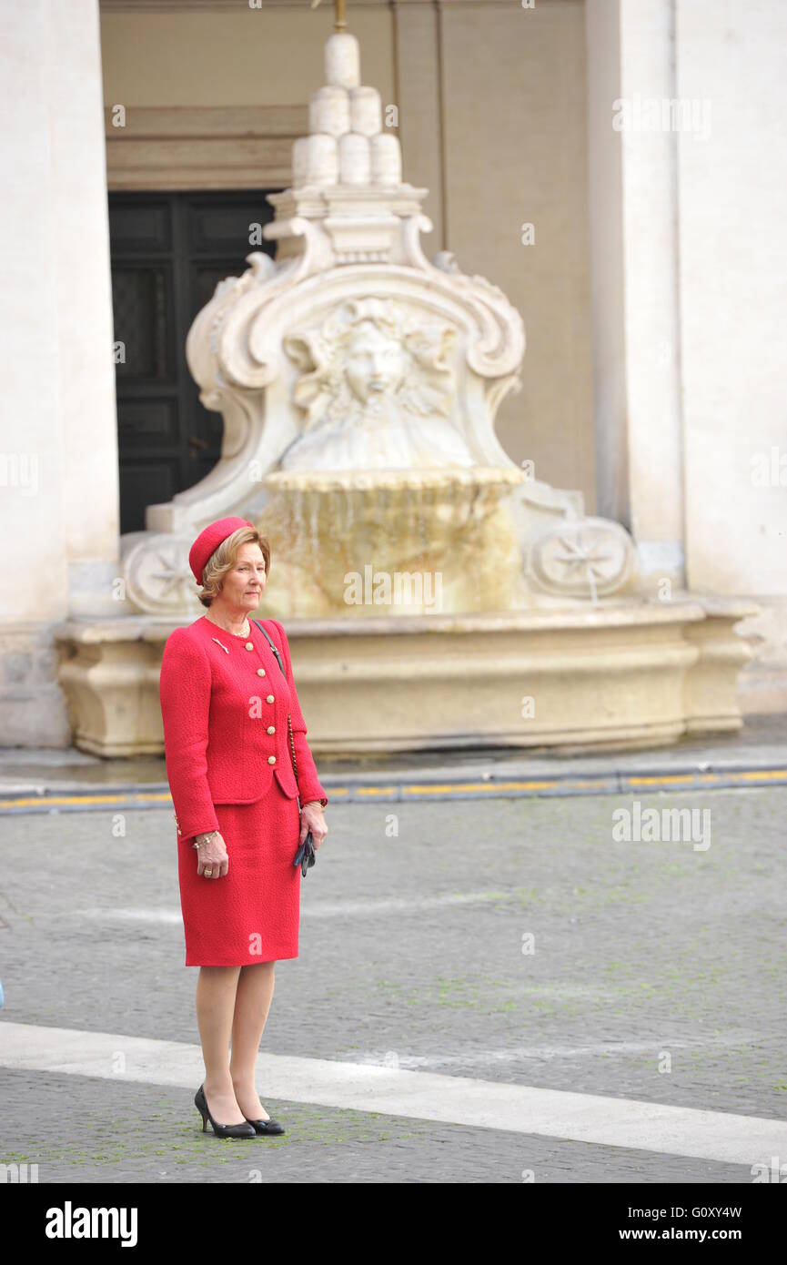 König Harald v. und Königin Sonja von Norwegen grüßen Italiens Premier Matteo Renzi eintreffen am Palazzo Chigi während drei Staatsbesuch.  Mitwirkende: Königin Sonja Where: Rom, Italien: 6. April 2016 Credit: IPA/WENN.com ** nur verfügbar für Publicati Stockfoto