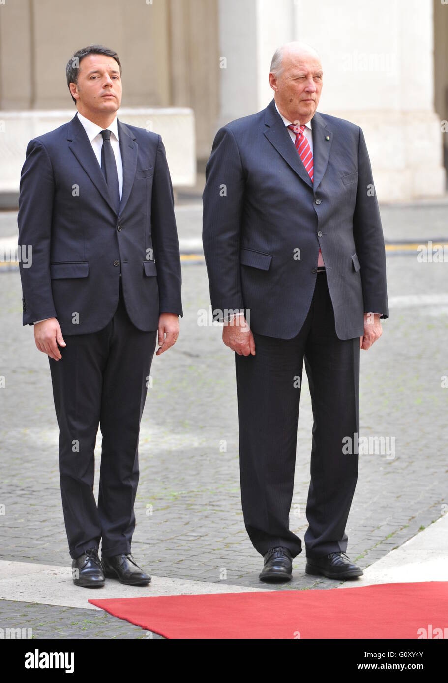 König Harald v. und Königin Sonja von Norwegen grüßen Italiens Premier Matteo Renzi eintreffen am Palazzo Chigi während drei Staatsbesuch.  Mitwirkende: König Harald V, italienische Ministerpräsident Matteo Renzi wo: Rom, Italien bei: Kredit-6. April 2016: IPA/W Stockfoto