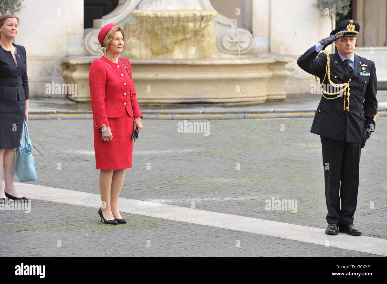 König Harald v. und Königin Sonja von Norwegen grüßen Italiens Premier Matteo Renzi eintreffen am Palazzo Chigi während drei Staatsbesuch.  Mitwirkende: Königin Sonja Where: Rom, Italien: 6. April 2016 Credit: IPA/WENN.com ** nur verfügbar für Publicati Stockfoto