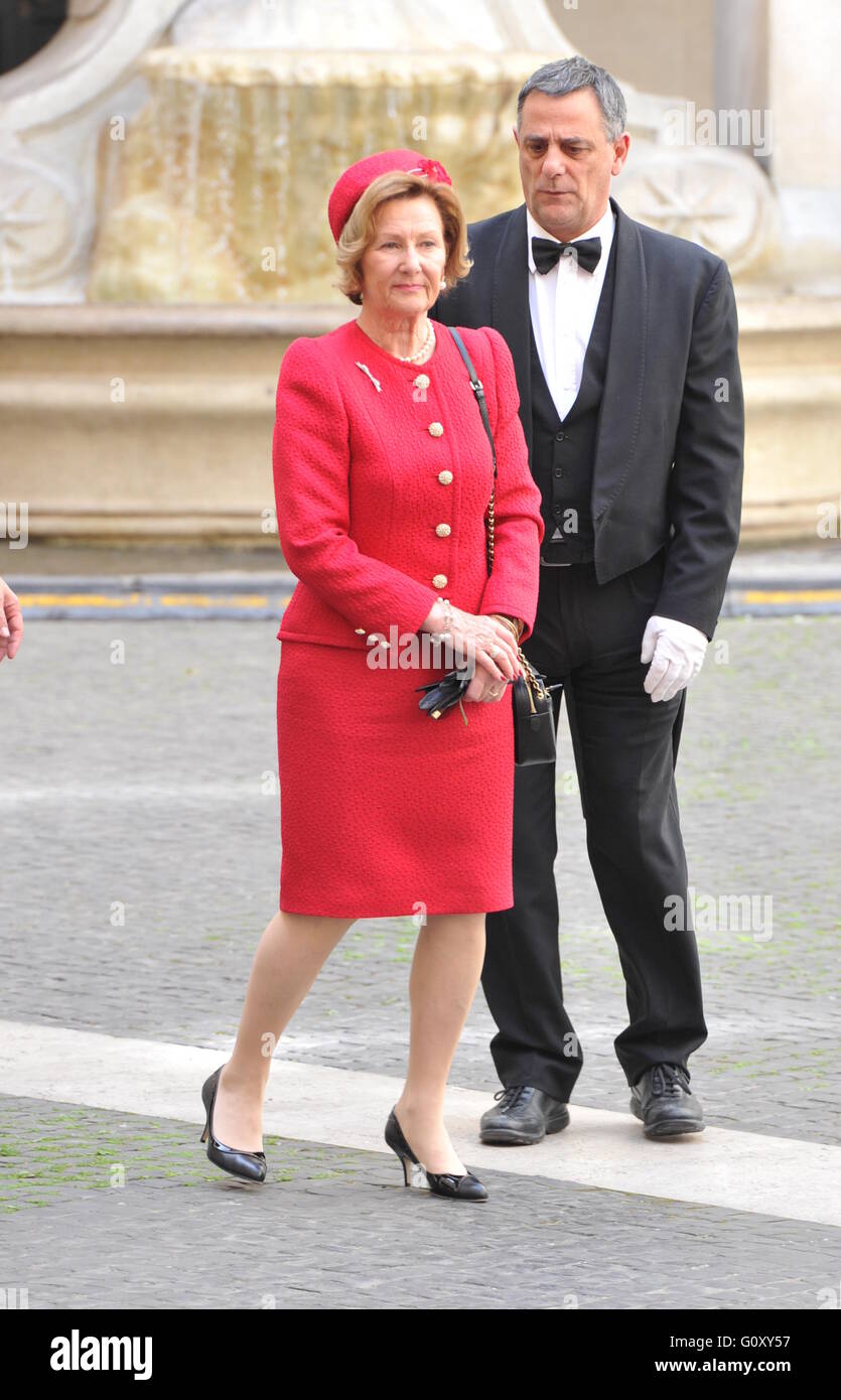 König Harald v. und Königin Sonja von Norwegen grüßen Italiens Premier Matteo Renzi eintreffen am Palazzo Chigi während drei Staatsbesuch.  Mitwirkende: Königin Sonja Where: Rom, Italien: 6. April 2016 Credit: IPA/WENN.com ** nur verfügbar für Publicati Stockfoto
