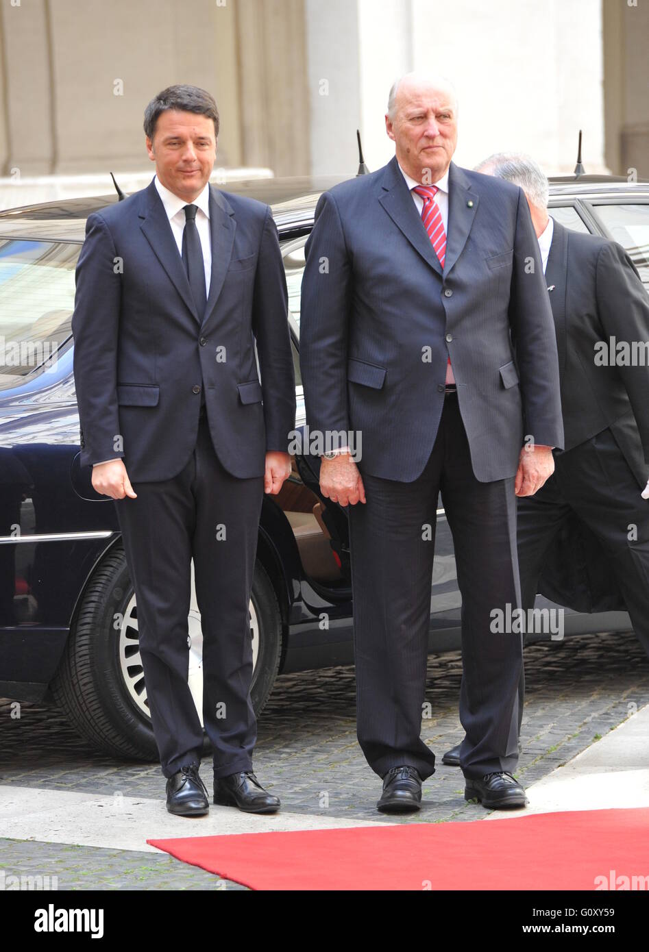 König Harald v. und Königin Sonja von Norwegen grüßen Italiens Premier Matteo Renzi eintreffen am Palazzo Chigi während drei Staatsbesuch.  Mitwirkende: König Harald V, italienische Ministerpräsident Matteo Renzi wo: Rom, Italien bei: Kredit-6. April 2016: IPA/W Stockfoto