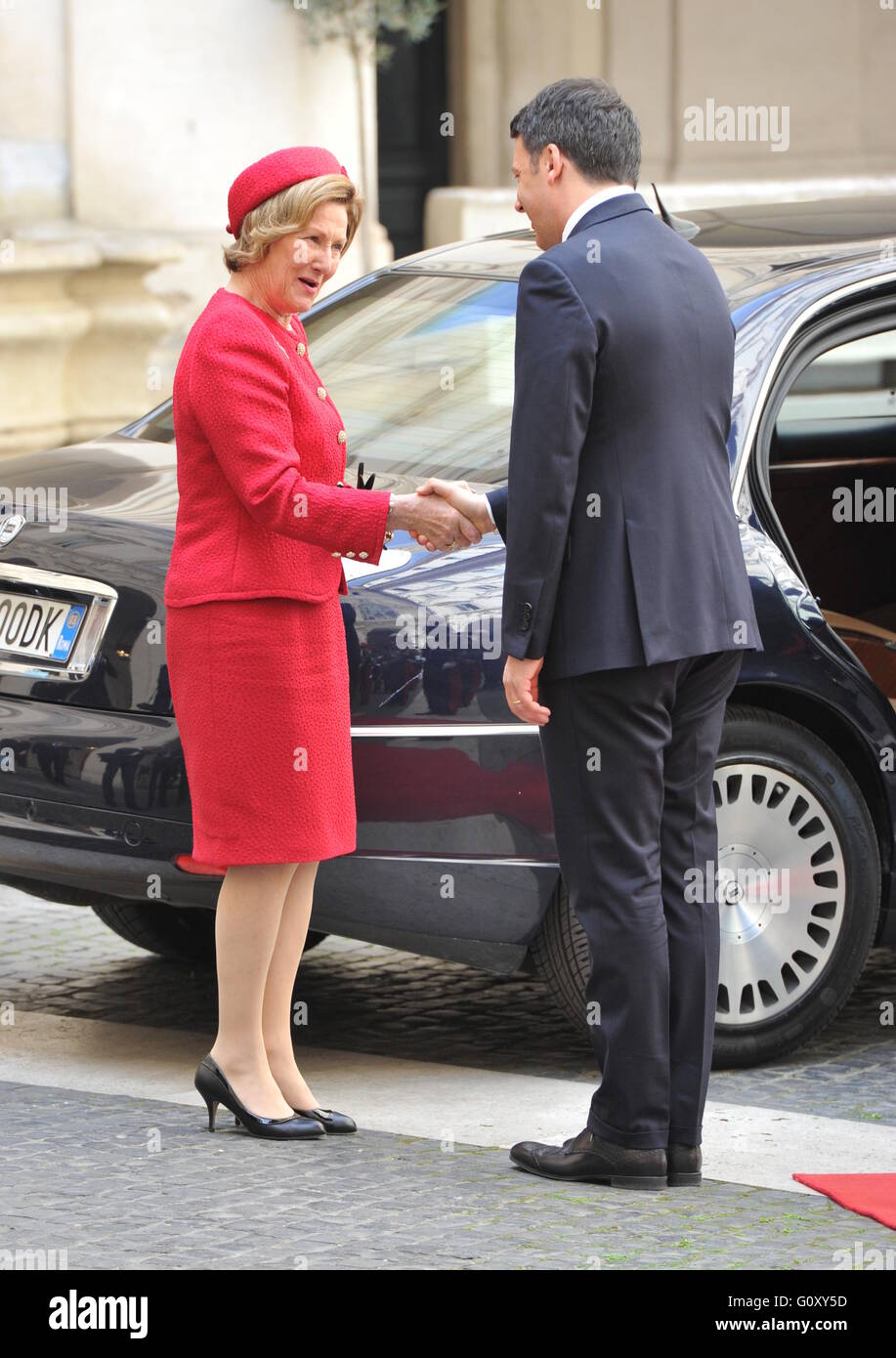 König Harald v. und Königin Sonja von Norwegen grüßen Italiens Premier Matteo Renzi eintreffen am Palazzo Chigi während drei Staatsbesuch.  D: Königin Sonja, italienische Ministerpräsident Matteo Renzi wo: Rom, Italien bei: Kredit-6. April 2016: IPA/WEN Stockfoto