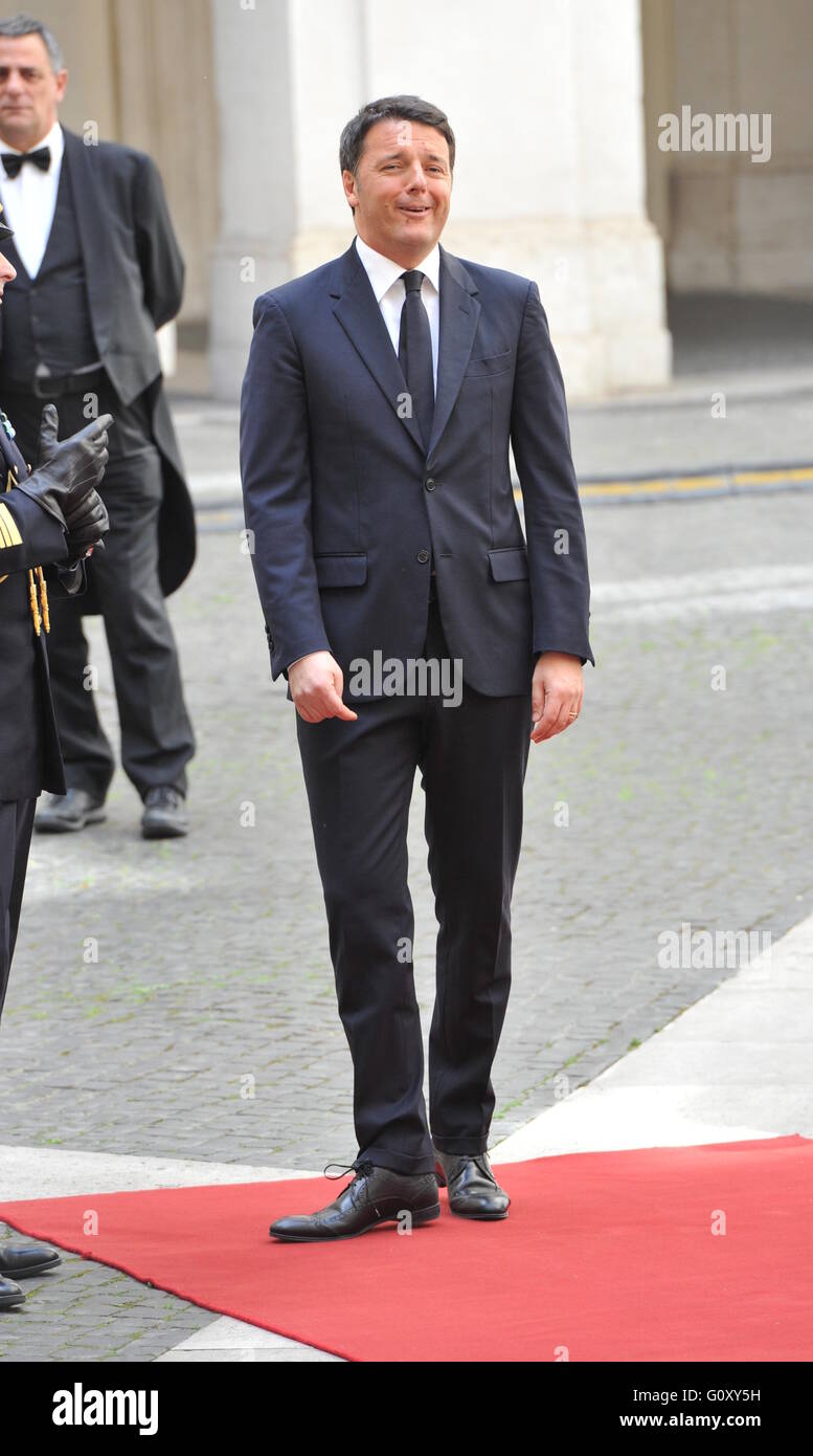 König Harald v. und Königin Sonja von Norwegen grüßen Italiens Premier Matteo Renzi eintreffen am Palazzo Chigi während drei Staatsbesuch.  Mitwirkende: Italienische Ministerpräsident Matteo Renzi wo: Rom, Italien bei: Kredit-6. April 2016: IPA/WENN.com ** nur Stockfoto