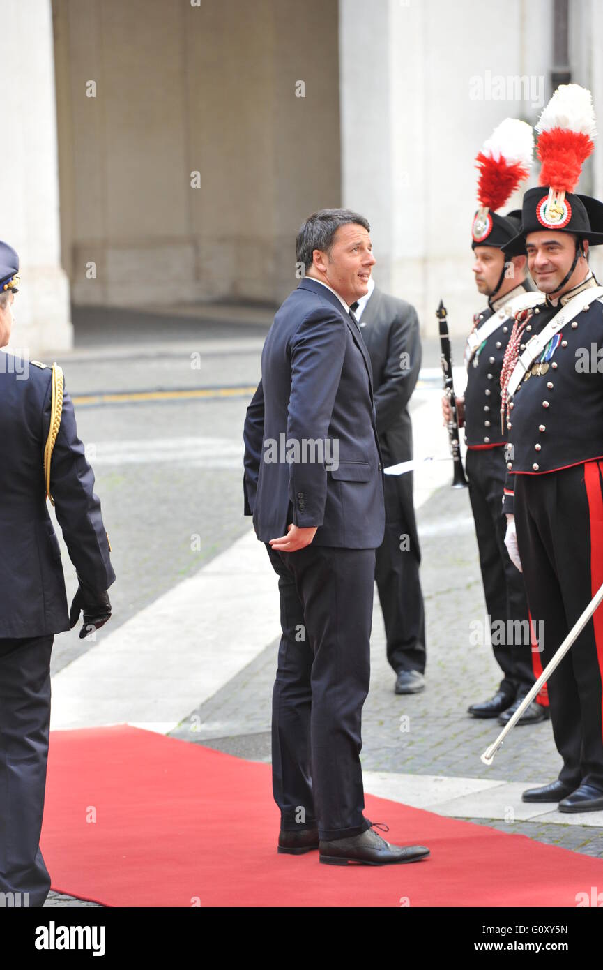 König Harald v. und Königin Sonja von Norwegen grüßen Italiens Premier Matteo Renzi eintreffen am Palazzo Chigi während drei Staatsbesuch.  Mitwirkende: Italienische Ministerpräsident Matteo Renzi wo: Rom, Italien bei: Kredit-6. April 2016: IPA/WENN.com ** nur Stockfoto