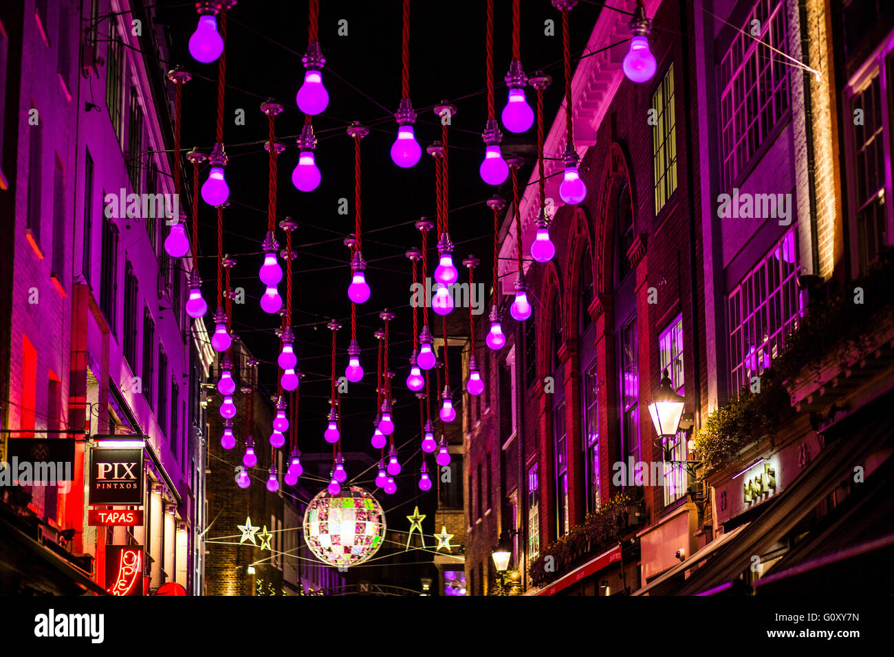 Carnaby Street Lights über Bürgersteig hängen Stockfoto