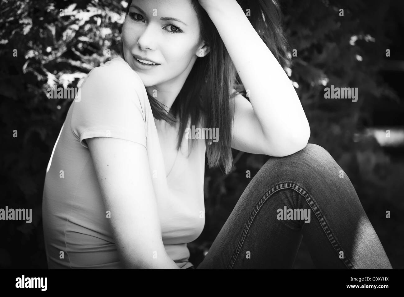 Porträt einer entspannten Glückliche Frau außerhalb in einem Pullover und Jeans Stockfoto