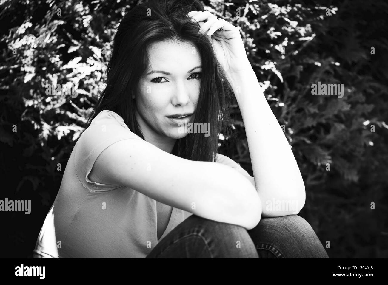 Porträt einer entspannten Glückliche Frau außerhalb in einem Pullover und Jeans Stockfoto