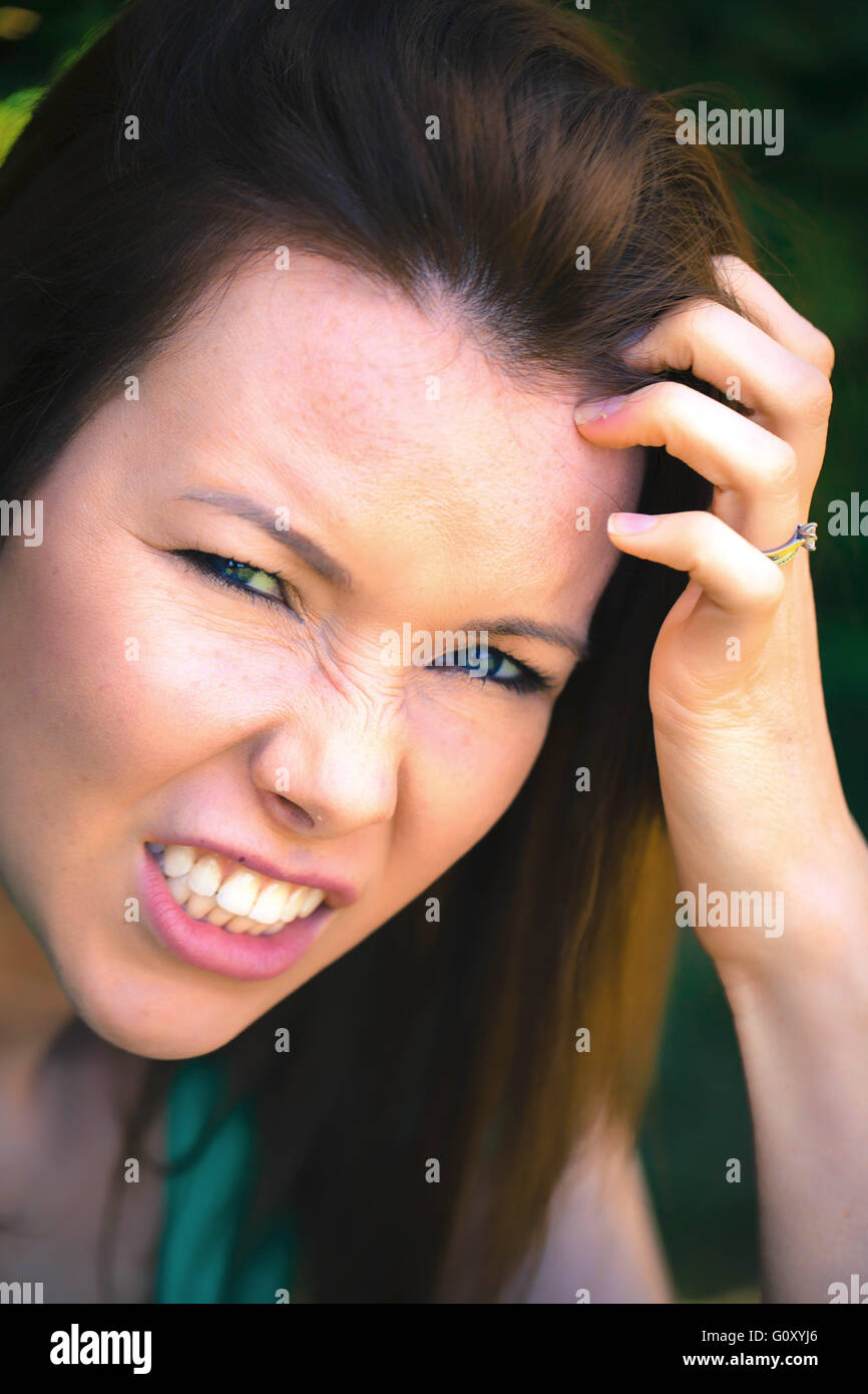 Porträt einer frustriert böse Frau außerhalb ihrer Zähne Knirschen Stockfoto