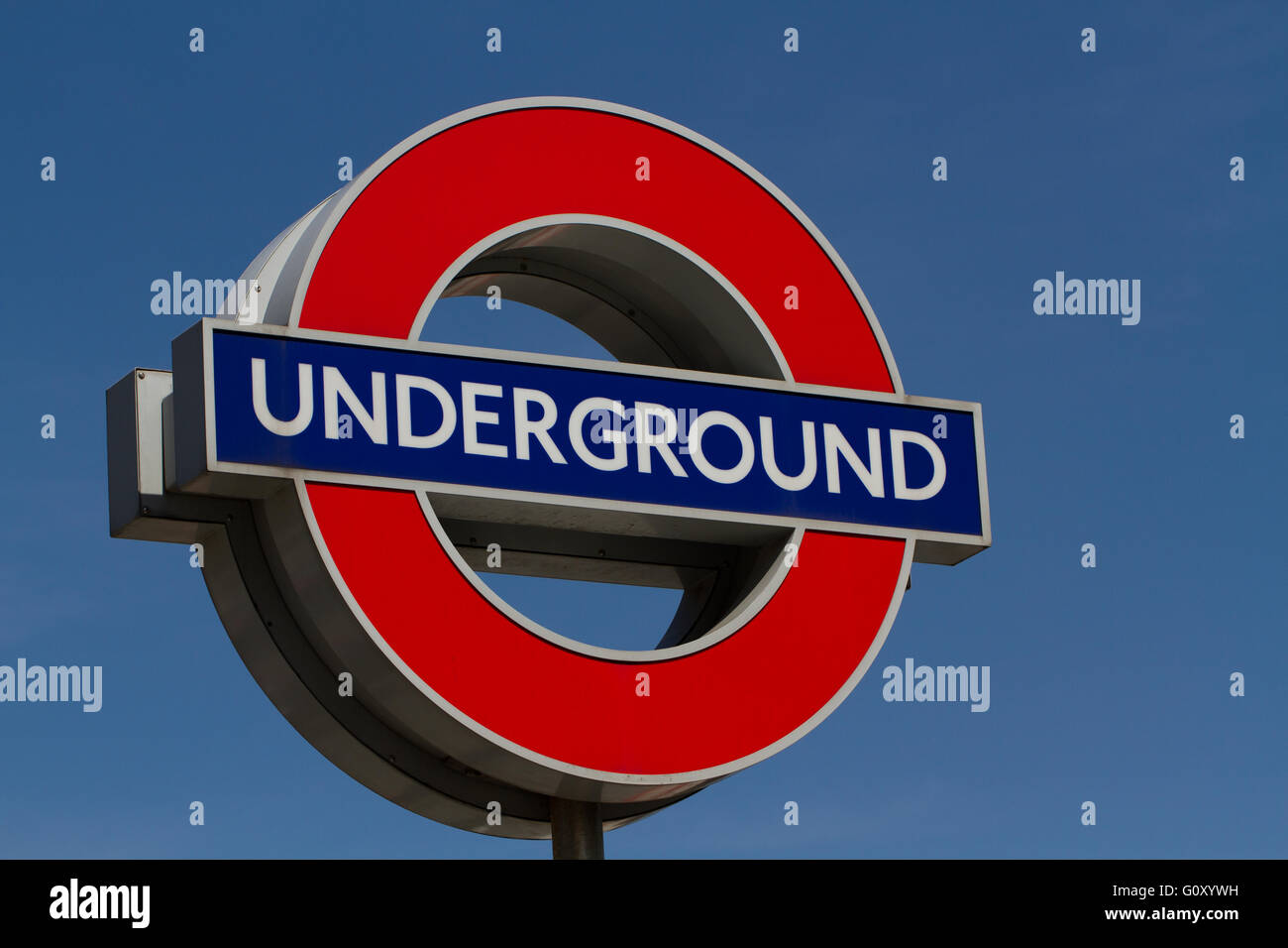 Ein londoner U-Schild mit einem klaren, blauen Himmel hinter. Stockfoto