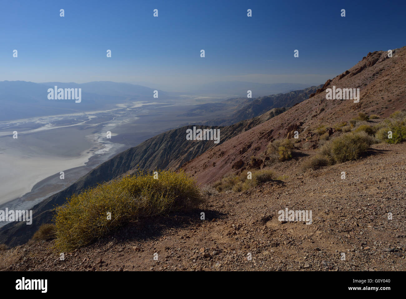 Dantes Peak über Badwater, Death Valley, CA Stockfoto
