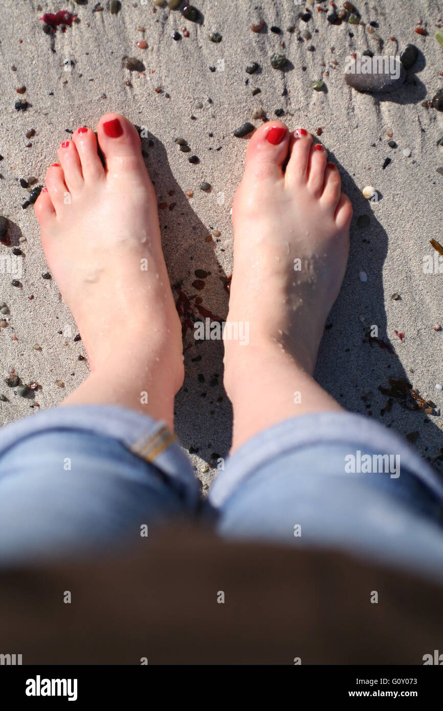 Barfuß mit rot lackierten Fußnägel an einem Strand auf Iona, Argyll, Scolant Stockfoto