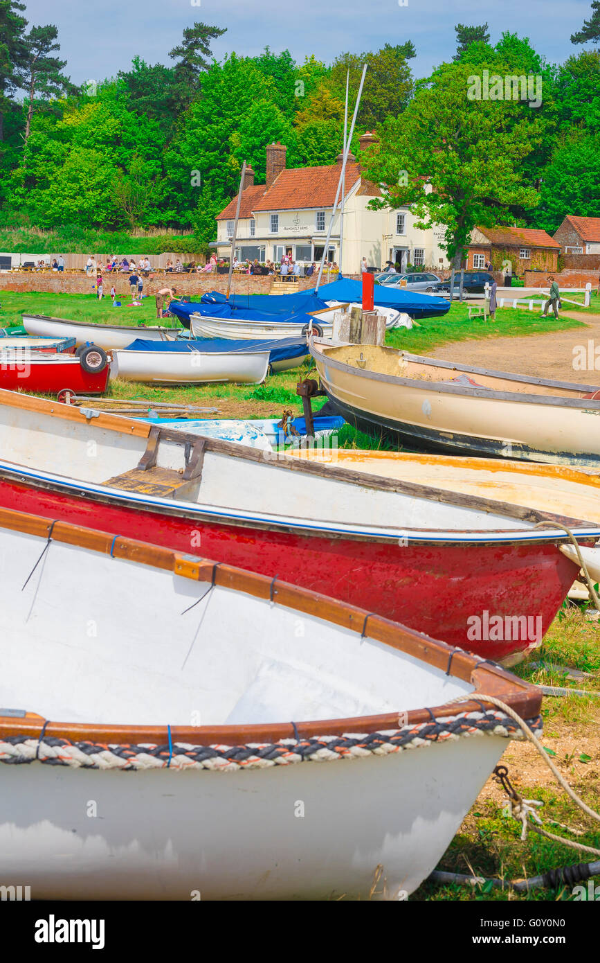 Suffolk UK Summer, Blick auf Boote, die an einem Sommertag am Fluss Deben mit dem öffentlichen Haus Ramsholt Arms in der Ferne, Suffolk, England, aufgestellt wurden. Stockfoto