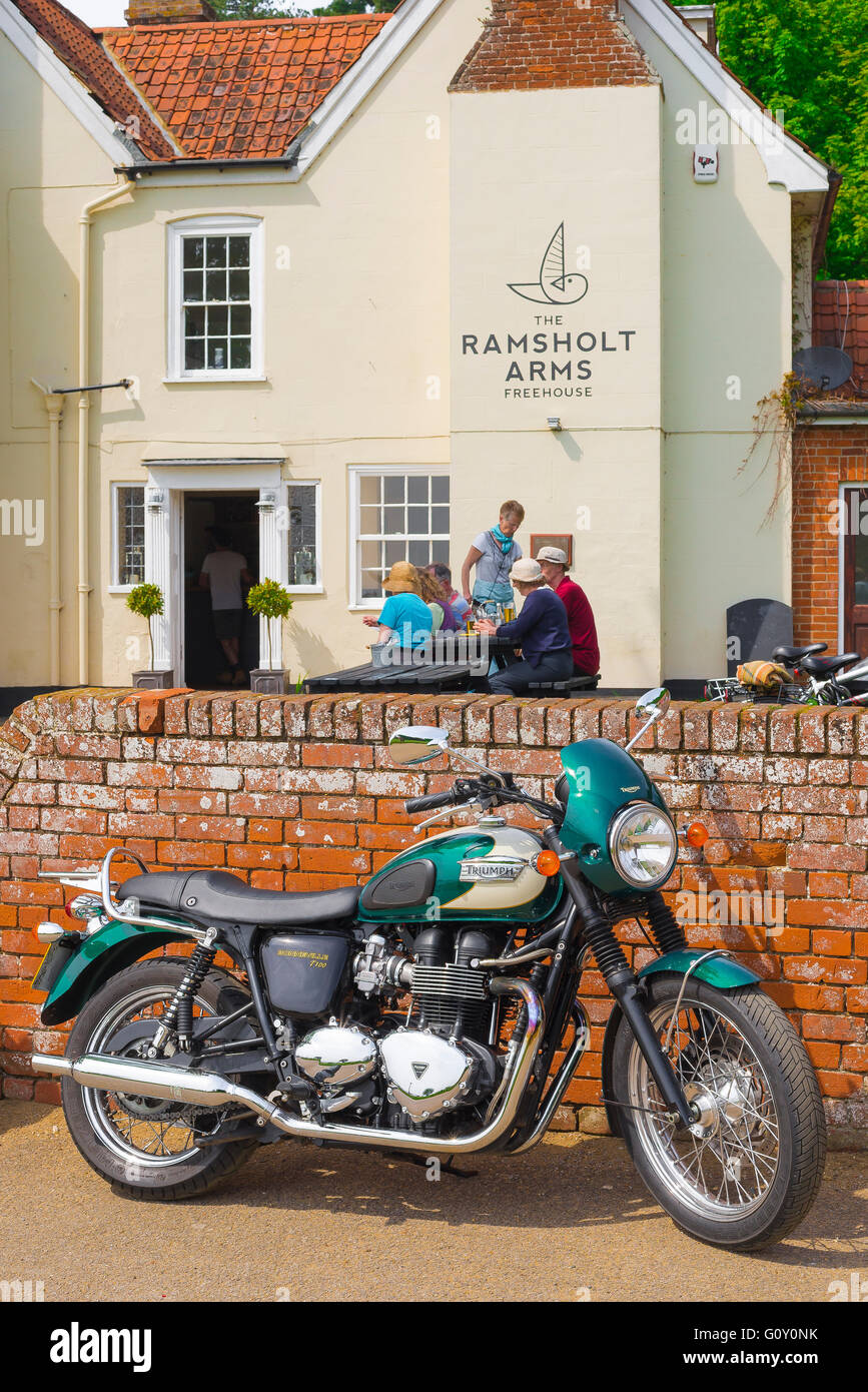 Triumph Motorrad, Blick auf ein Motorrad von Triumph, das vor einem traditionellen Country Pub in Suffolk, England, Großbritannien geparkt wurde Stockfoto