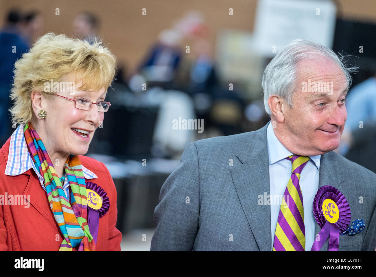 Llanelli, Wales, May6, 2016: Neil Hamilton und seine Frau, die Teilnahme an der Wahlnacht in Llanelli. Stockfoto