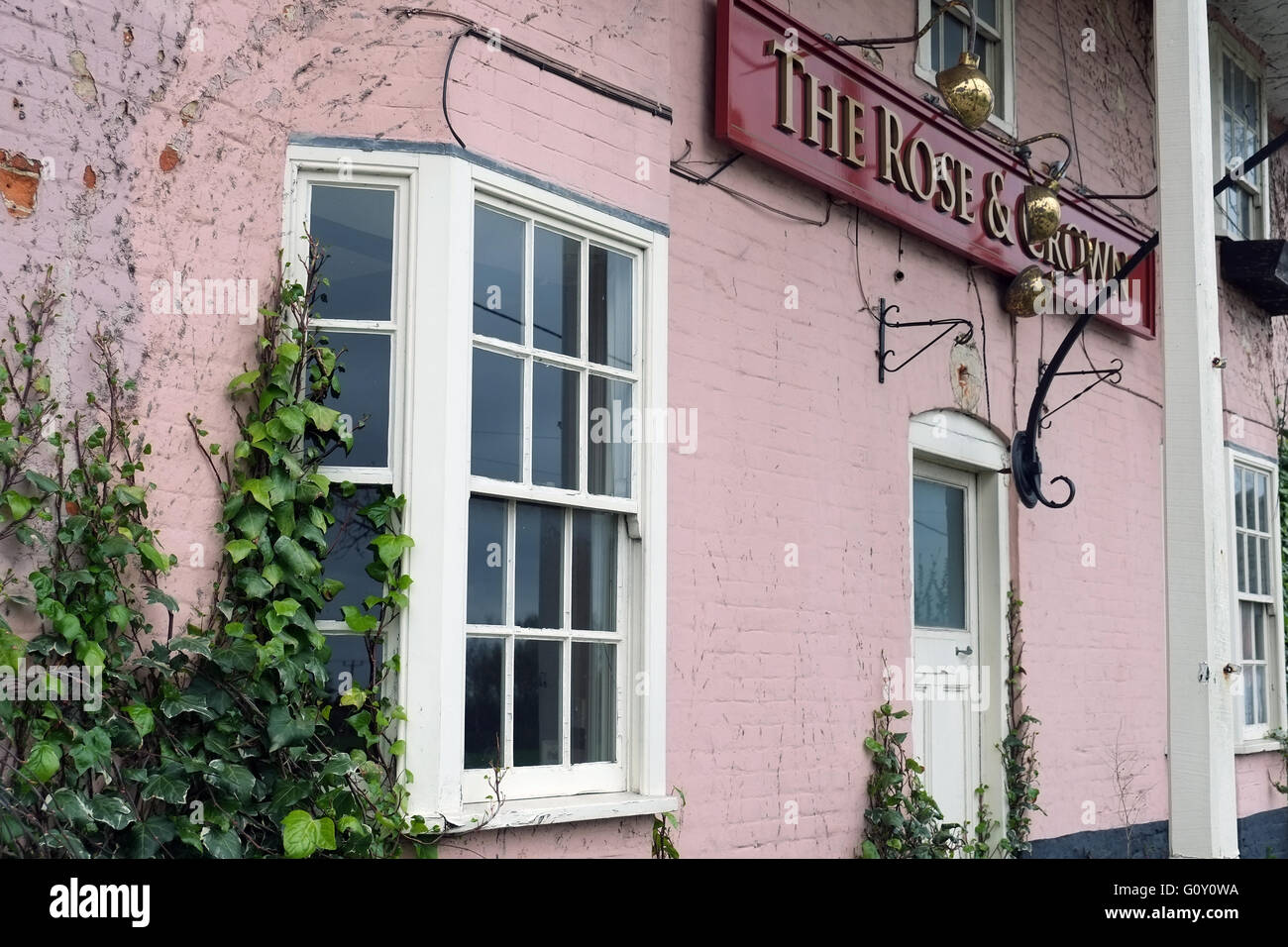 Verlassener Rose and Crown Pub an der Bury Road, Stanton, Suffolk, England, fotografiert 2016, bevor er 2022 in ein Privathaus umgewandelt wurde. Stockfoto