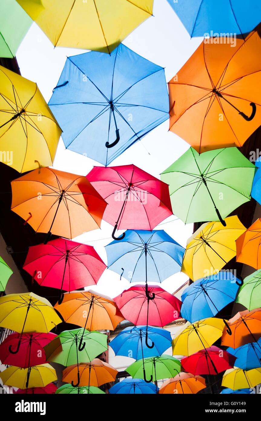 Viele bunte Schirme gegen den Himmel in Stadt-Einstellungen. Kosice, Slowakei. Farbigen Hintergrund Stockfoto