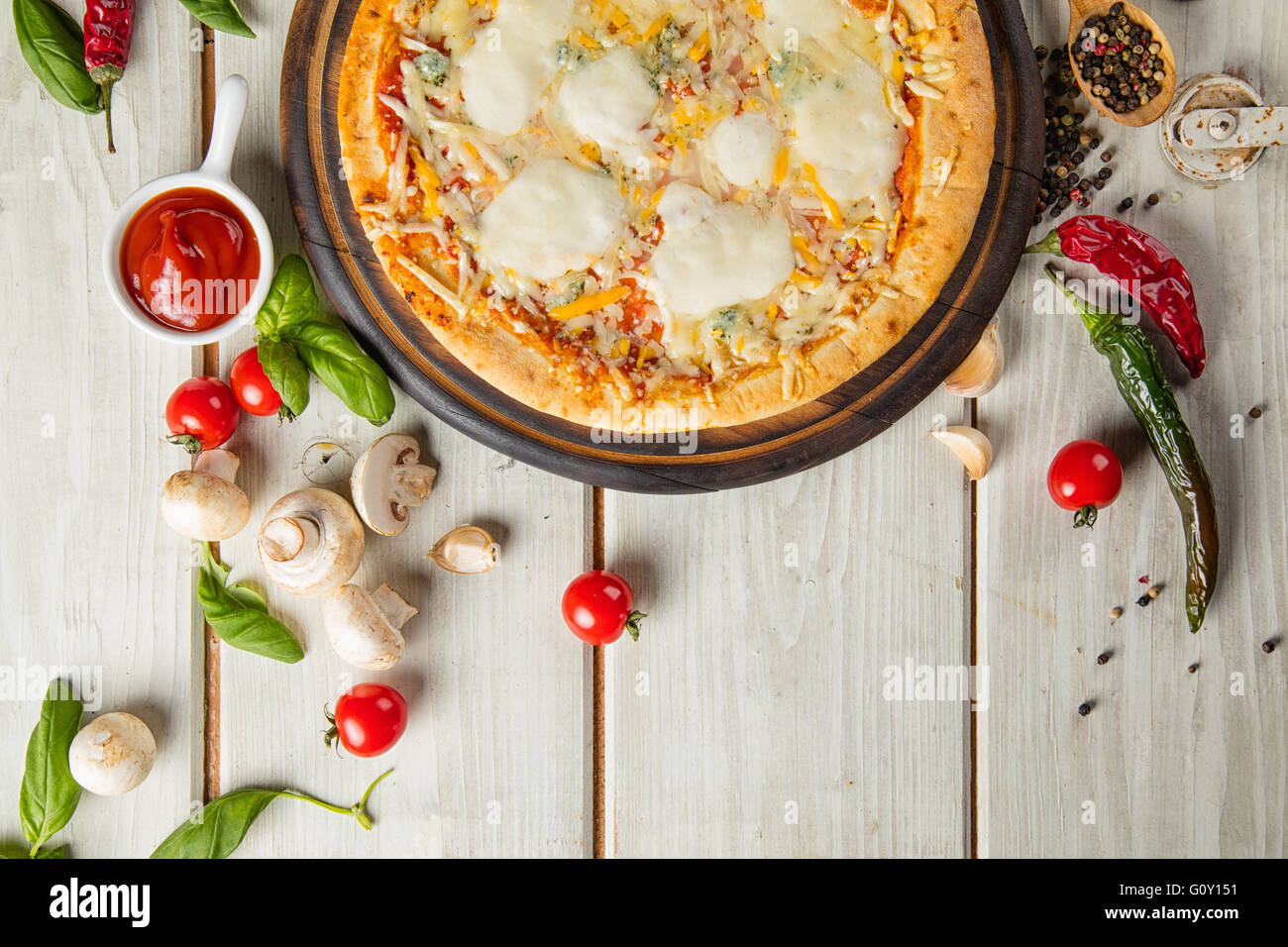 Rustikale Pizza mit vielen Arten von Käse. Serviert auf Vintage Holztisch Stockfoto