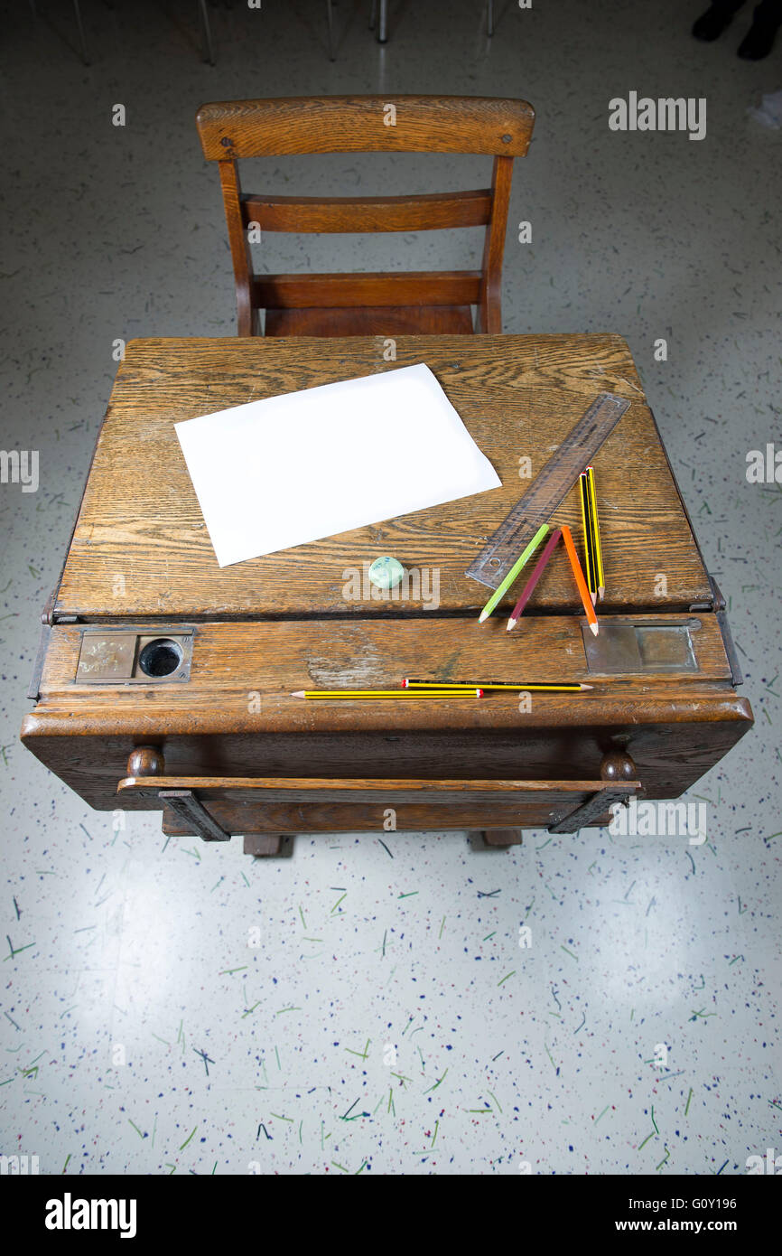 Alte hölzerne Schule Prüfung Schreibtisch bereit für einen Studenten eine Prüfung zu sitzen. Stockfoto