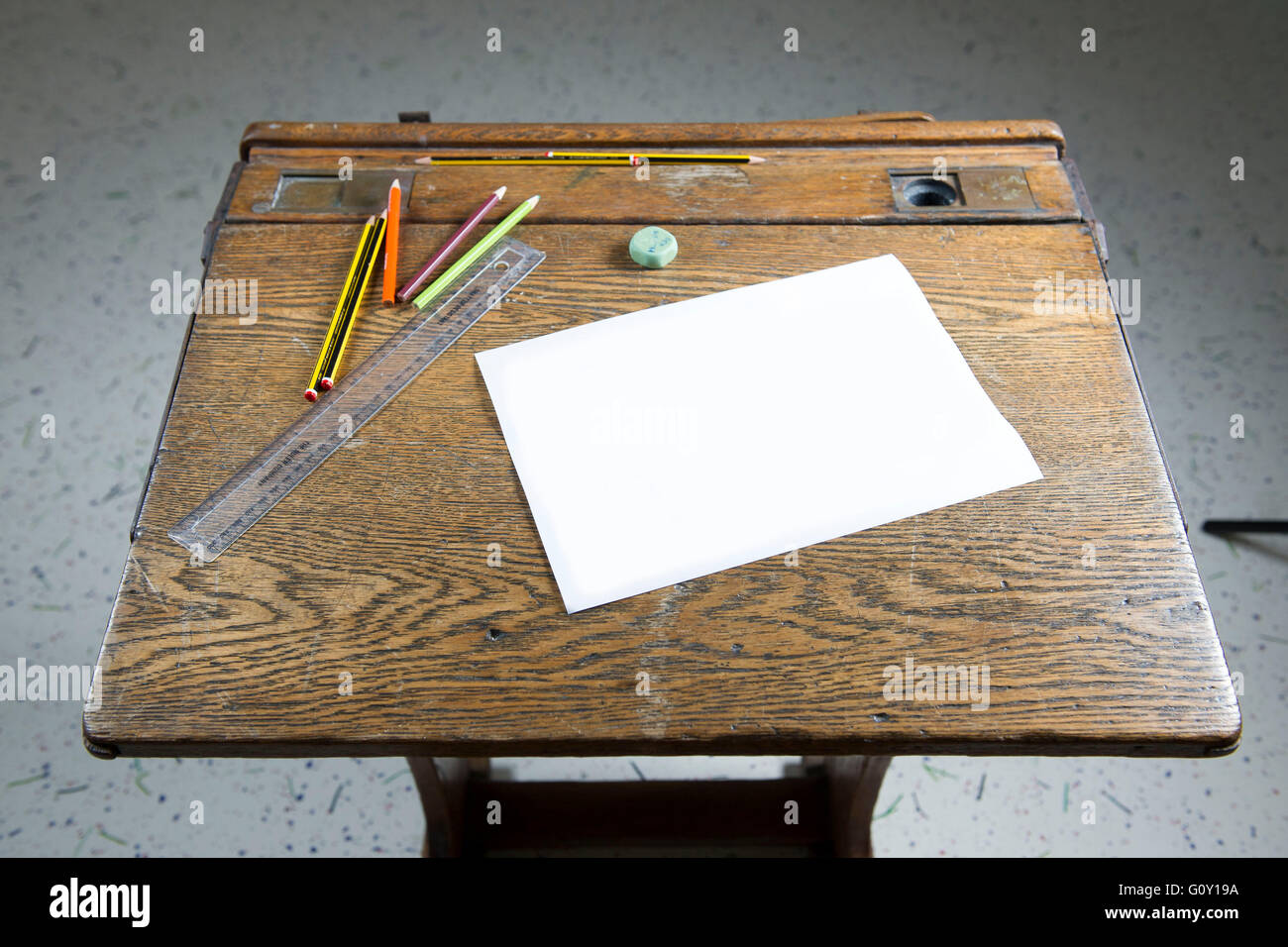 Alte hölzerne Schule Prüfung Schreibtisch bereit für einen Studenten eine Prüfung zu sitzen. Stockfoto